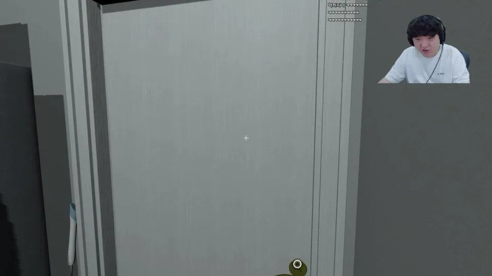 방안 어딘가에 틈이 스스로 조금씩 열립니다.  그 전에 찾지못하면.... (공포)